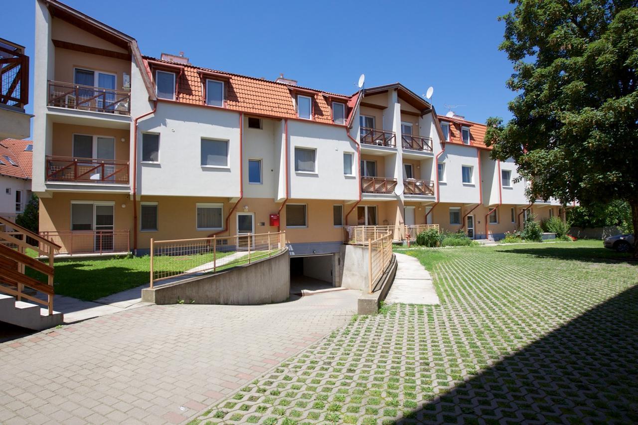 Zoli Apartmanok-Timi Koelcsey 34-36 Hajduszoboszlo Ngoại thất bức ảnh